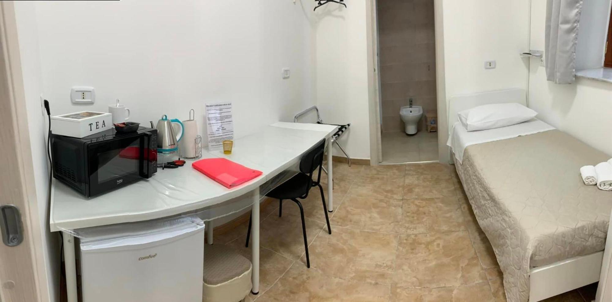 Affittacamere Miris Fast And Comfortable With Self Check In 8 Minutes Walk Near Airport Napoli